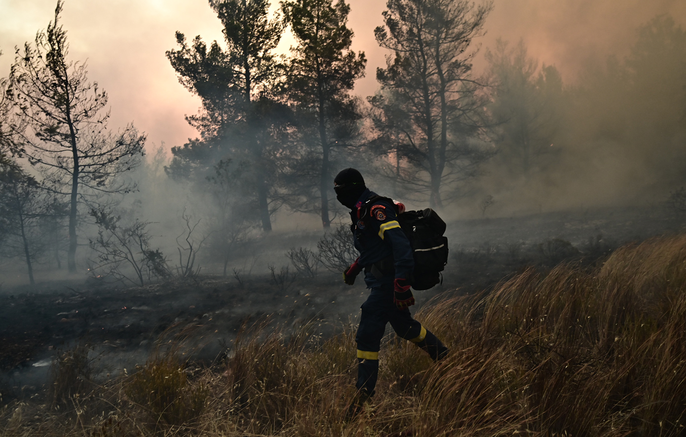 Ενισχυμένη η κατάσταση στη φωτιά στη Νεάπολη Αγρινίου – Ισχυρή η παρουσία της Πυροσβεστικής στο σημείο