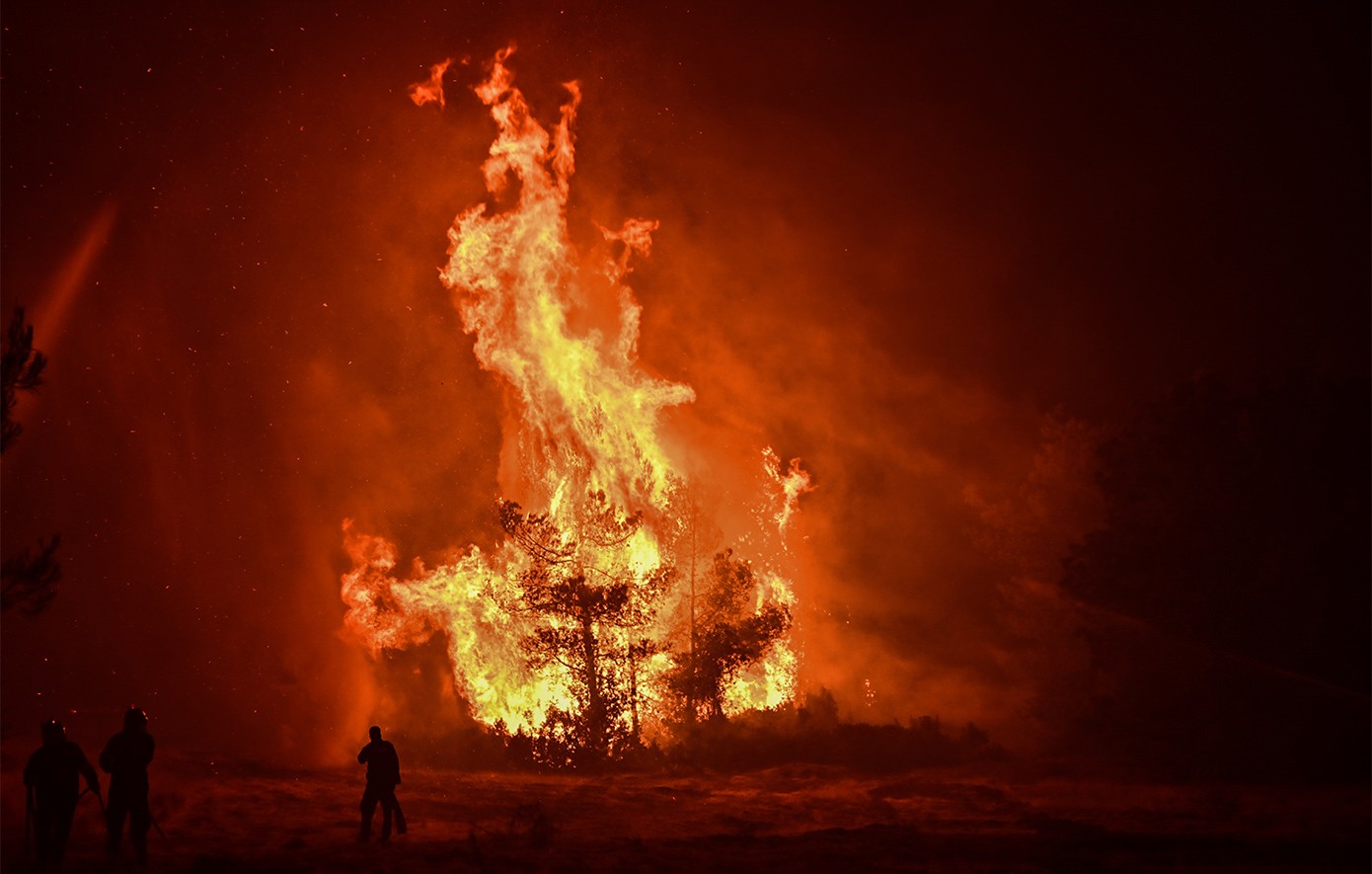 Η Ελλάδα αποστέλλει δασοκομάντος και πυροσβεστικά αεροσκάφη σε Ισπανία και Πορτογαλία για τις τεράστιες πυρκαγιές