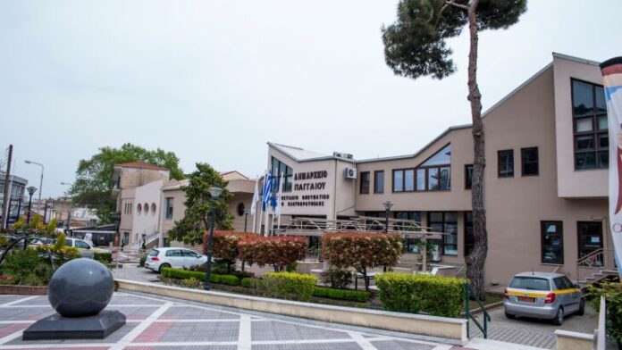 Ο Δήμος απομάκρυνε ξαπλώστρες από παραλίες του Παγγαίου ξανά