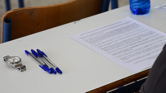 Κανονικά στις επαναληπτικές πανελλήνιες μαθητής που είχε απορριφθεί λόγω απουσιών στη Λαμία – «Θα αγκαλιάσει το μέλλον με αισιοδοξία»