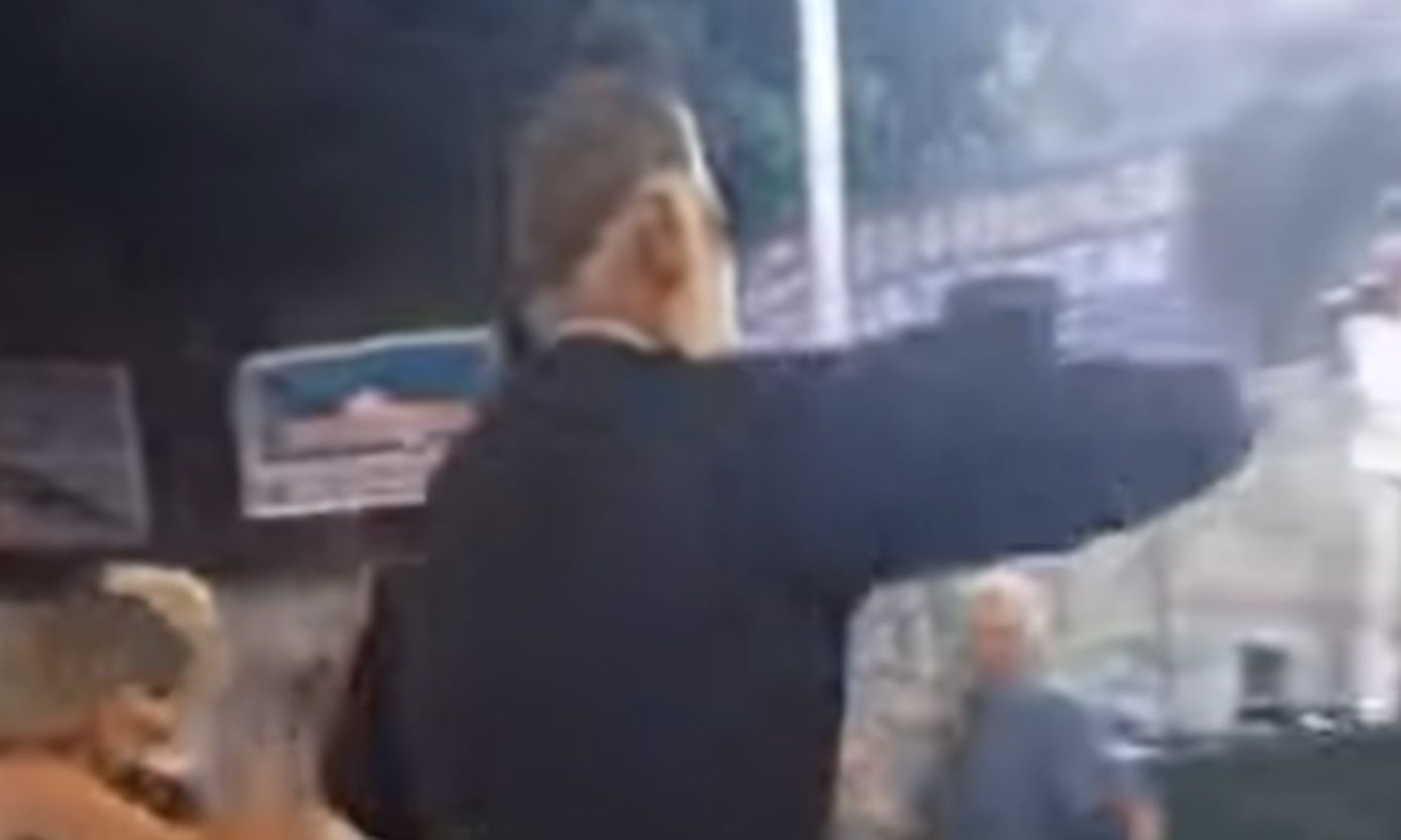 Διάσημος ιερέας που χόρεψε την «Ευβοιώτισσα» σε γλέντι