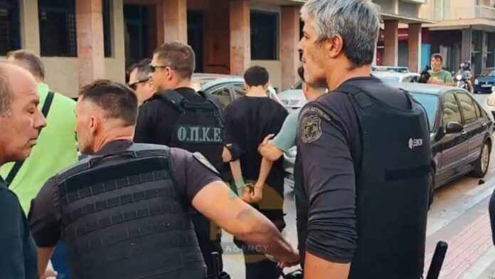 «Καταστρέψατε την Πάτρα»: Εξαγριωμένο πλήθος επιτέθηκε στους δύο κατηγορούμενους για εμπρησμό έξω από τα δικαστήρια