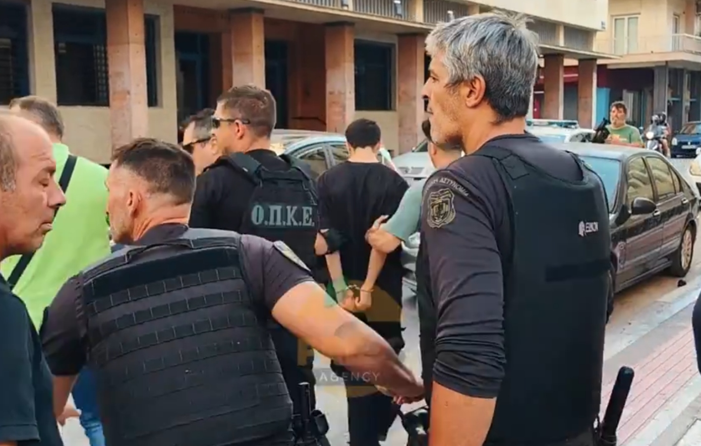 «Καταστρέψατε την Πάτρα»: Εξαγριωμένο πλήθος επιτέθηκε στους δύο κατηγορούμενους για εμπρησμό έξω από τα δικαστήρια