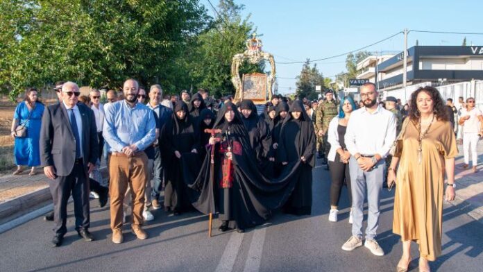 Ο Δήμαρχος Λυκόβρυσης-Πεύκης στην Περιφορά της Ιερής Εικόνας της Αγίας Ειρήνης Χρυσοβαλάντου