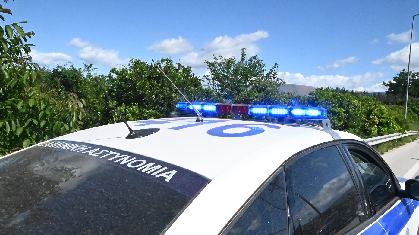 Χαοτική νύχτα στη Νέα Σμύρνη Λάρισας: Νεαροί κατέστρεψαν αυτοκίνητα «για πλάκα»