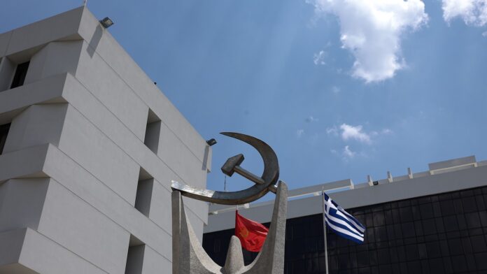 ΚΚΕ: Τα δύο στρατόπεδα που φαινομενικά τα χώριζε «χάσμα αξιών», συναντώνται σήμερα στα ίδια τραπέζια