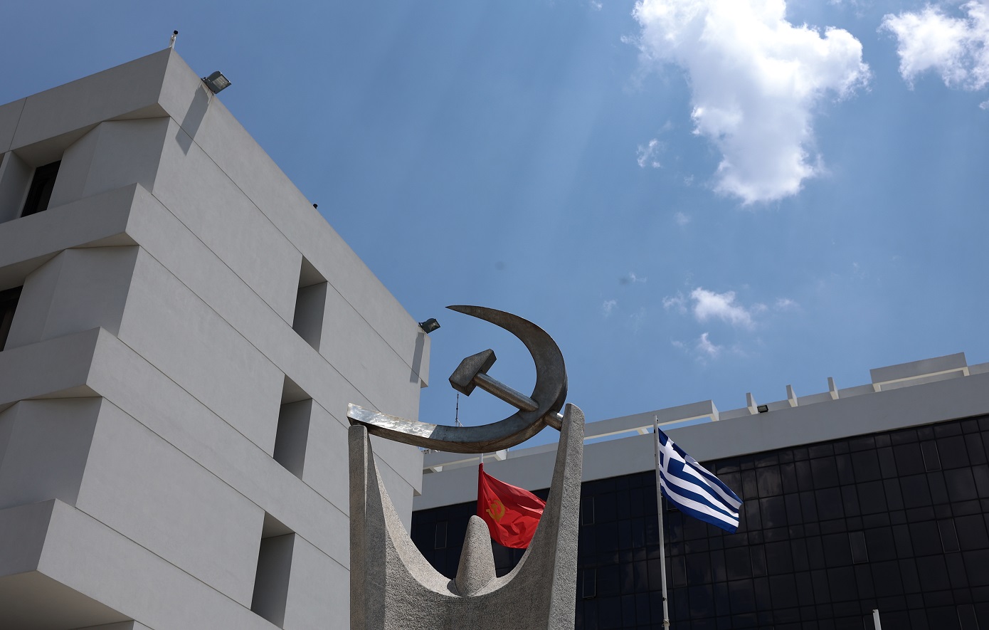 ΚΚΕ: Τα δύο στρατόπεδα που φαινομενικά τα χώριζε «χάσμα αξιών», συναντώνται σήμερα στα ίδια τραπέζια