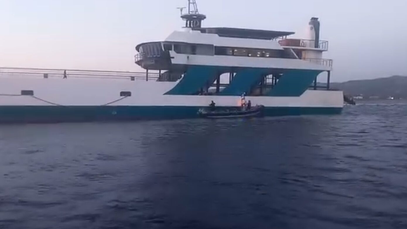 «Ο κόσμος πήρε τα σωσίβια μόνος του, το πλήρωμα εξαφανισμένο» – Βίντεο από το πλοίο που προσάραξε στα Νέα Στύρα