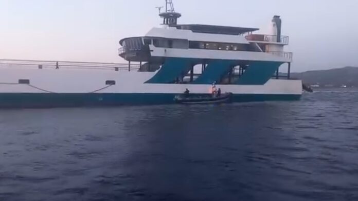 «Ο κόσμος πήρε τα σωσίβια μόνος του, το πλήρωμα εξαφανισμένο» – Βίντεο από το πλοίο που προσάραξε στα Νέα Στύρα