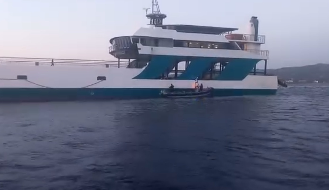 «Ο κόσμος πήρε τα σωσίβια μόνος του, το πλήρωμα εξαφανισμένο» – Βίντεο από το πλοίο που προσάραξε στα Νέα Στύρα