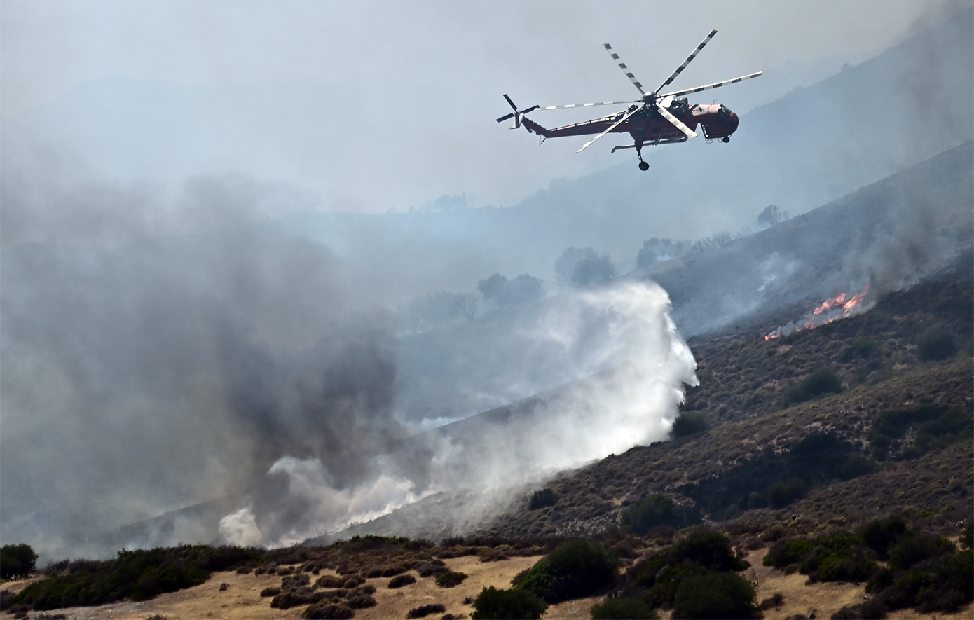 Πυρκαγιά στη Νεάπολη Αγρινίου – Εναέρια μέσα σε δράση