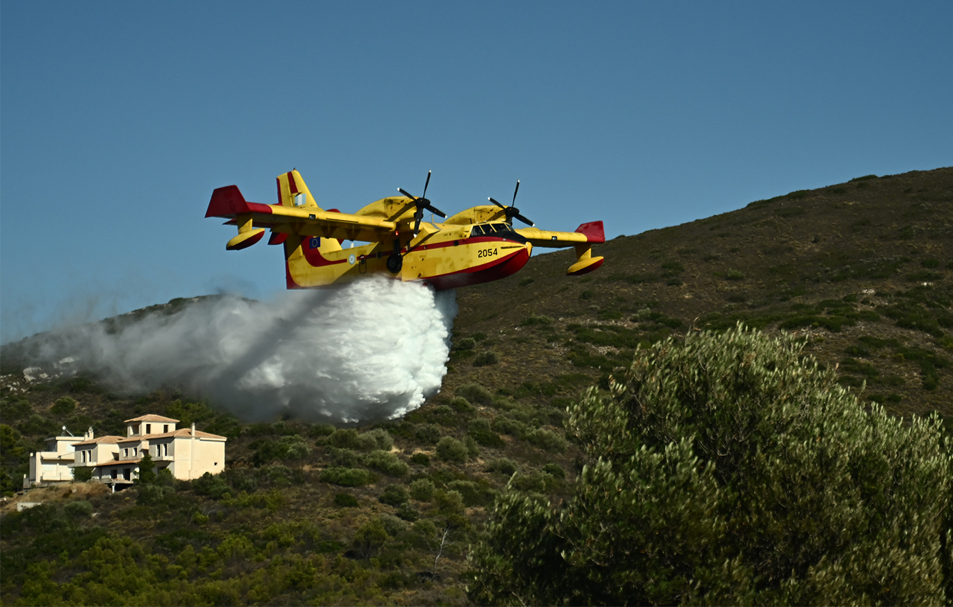 Καμία ενεργή εστία στη φωτιά της Θάσου – Αεροπλάνα απογειώθηκαν με το πρώτο φως