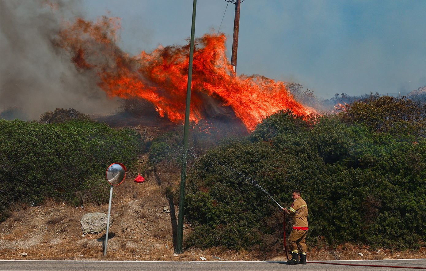 «Συναγερμός» για πυρκαγιές σε Αττική, Βοιωτία και Εύβοια – Ισχυρά μελτέμια και καύσωνας στη Δυτική Ελλάδα