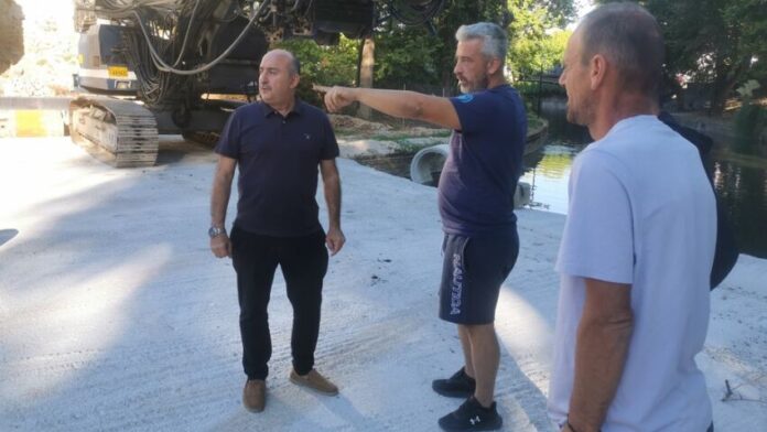 Εγκατάσταση πασσάλων στη σύγχρονη γέφυρα Μαρούγγαινας του Δήμου Τρικκαίων