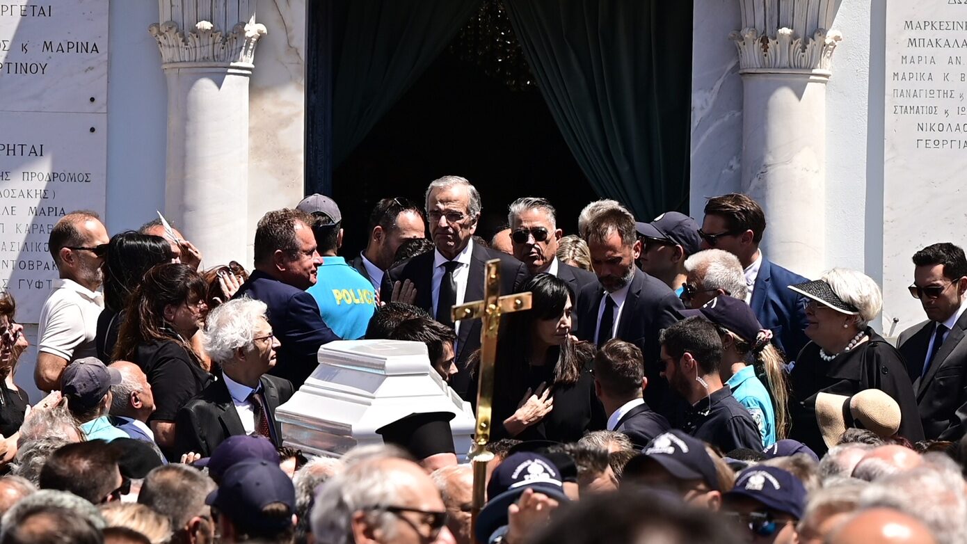 Συγκίνηση στο ύστατο αντίο στη Λένα Σαμαρά – Ο συγκλονιστικός λόγος του πατέρα της