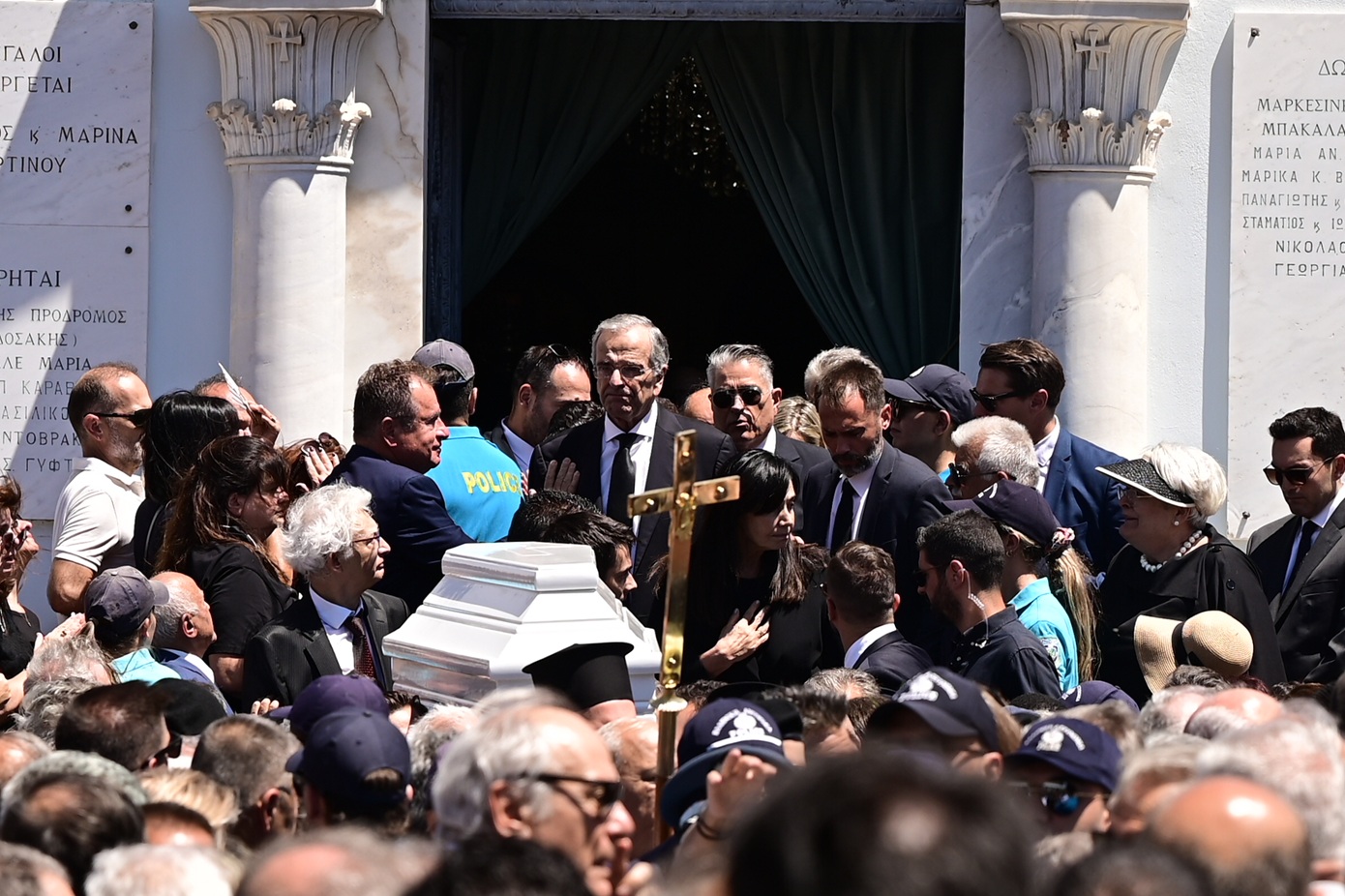 Συγκίνηση στο ύστατο αντίο στη Λένα Σαμαρά – Ο συγκλονιστικός λόγος του πατέρα της