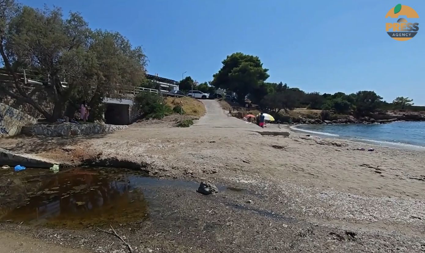 «Αφόρητη δυσωδία, αδύνατο να αναπνεύσεις» – Έκκληση για τις ακαθαρσίες στην κεντρική παραλία της Σαρωνίδας