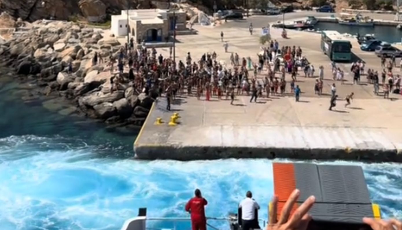 Οι «απονερίστες» της Σικίνου λένε το δικό τους «αντίο» στα πλοία που φεύγουν και οι λιμενικοί προσπαθούν να τους σταματήσουν