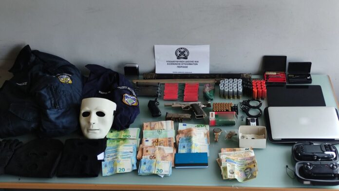 Στο σπίτι 38χρονου στον Ταύρο βρέθηκαν στολές ΕΛ.ΑΣ., όπλα, κροτίδες, ναρκωτικά και 8.360 ευρώ