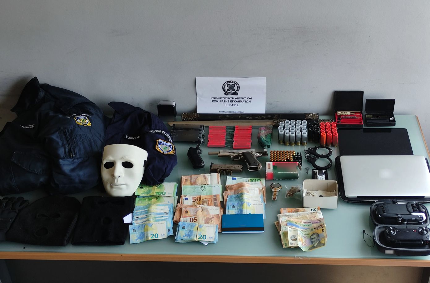 Στο σπίτι 38χρονου στον Ταύρο βρέθηκαν στολές ΕΛ.ΑΣ., όπλα, κροτίδες, ναρκωτικά και 8.360 ευρώ