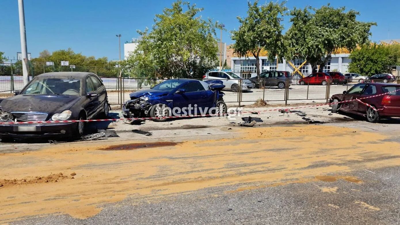 Ανεξέλεγκτη πορεία αυτοκινήτου στη Θεσσαλονίκη: Προκάλεσε ζημιές σε τέσσερα σταθμευμένα Ι.Χ., συνελήφθη ο οδηγός