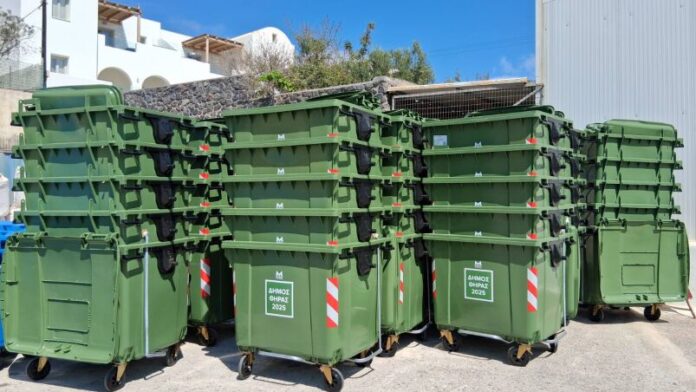 Η Περιφέρεια Αττικής παραδίδει καινούργιους κάδους απορριμμάτων στον Δήμο Θήρας