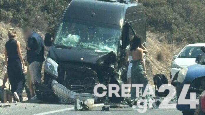 Βίαιη σύγκρουση δύο μίνι βαν στην Αγία Πελαγία – Ένα άτομο παγιδευμένο