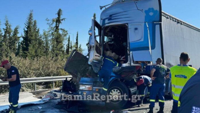 Σύγκρουση νταλικών μπλόκαρε την Εθνική Οδό κοντά στη Λαμία – Αλεύρι κάλυψε το οδόστρωμα