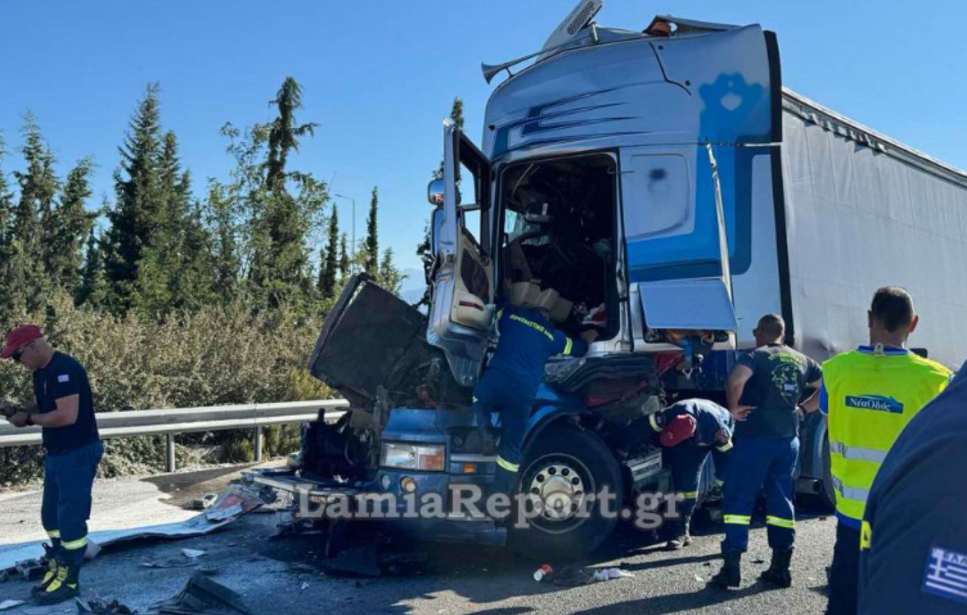 Σύγκρουση νταλικών μπλόκαρε την Εθνική Οδό κοντά στη Λαμία – Αλεύρι κάλυψε το οδόστρωμα