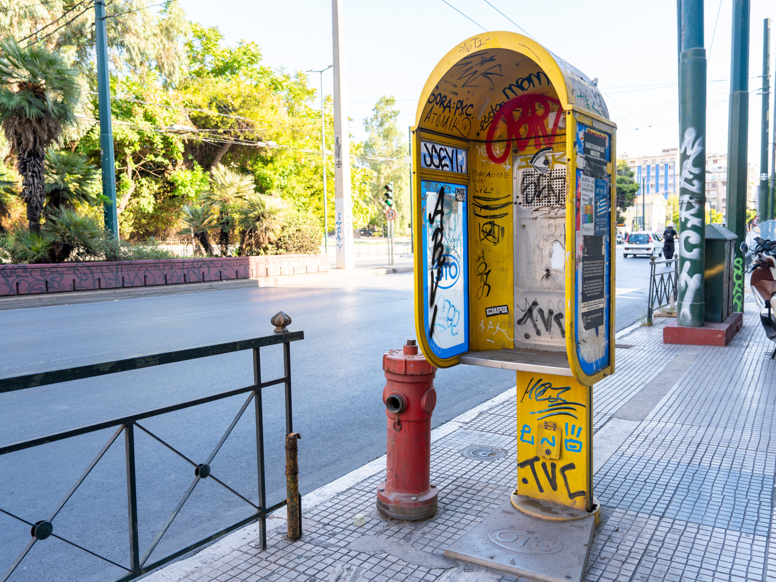 Δ. Αθηναίων: Αποξήλωση δεκάδων εγκαταλελειμμένων καρτοτηλεφώνων από τους δρόμους της Αθήνας