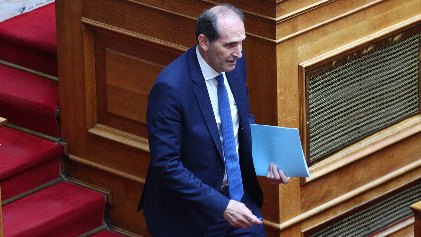 Θλίψη για τον Απόστολο Βεσυρόπουλο που πέθανε στα 59 του από ανακοπή – «Βοήθησε να μπουν 2.000 απινιδωτές σε σχολεία και κοινότητες»