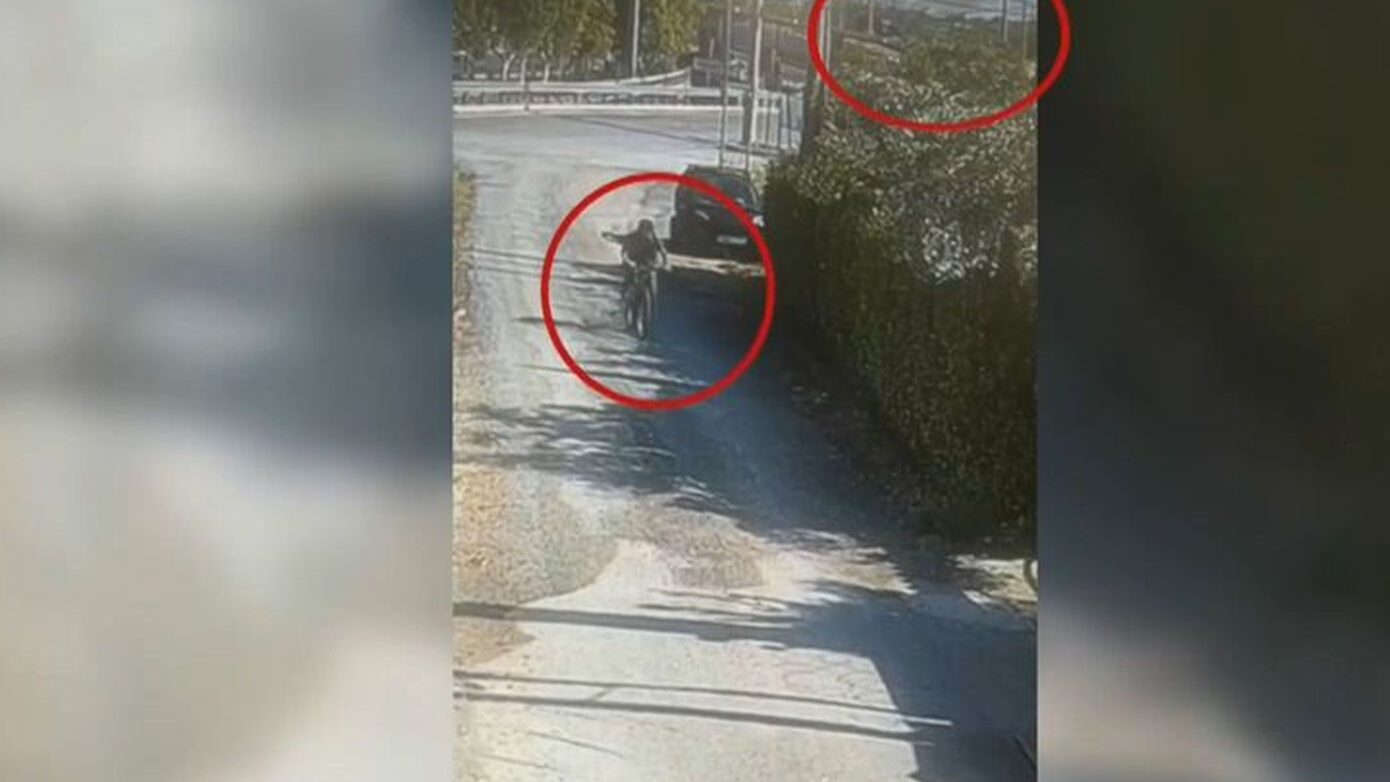 Η στιγμή που ο 62χρονος ύποπτος εμπρηστής αποχωρεί από το σημείο της πυρκαγιάς στην Κάντζα – Δείτε βίντεο