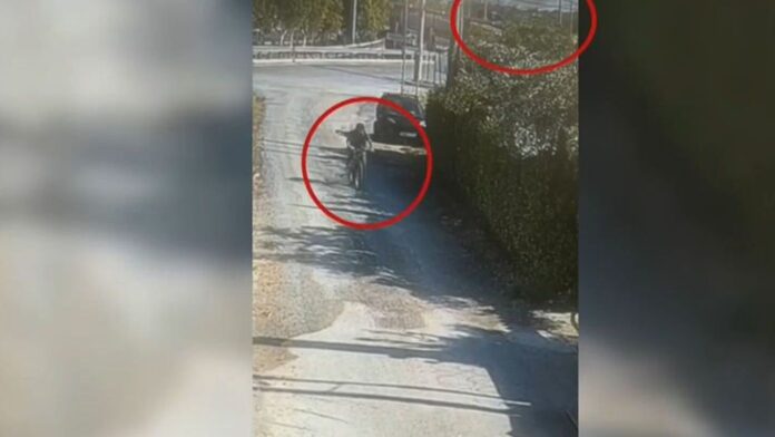 Η στιγμή που ο 62χρονος ύποπτος εμπρηστής αποχωρεί από το σημείο της πυρκαγιάς στην Κάντζα – Δείτε βίντεο
