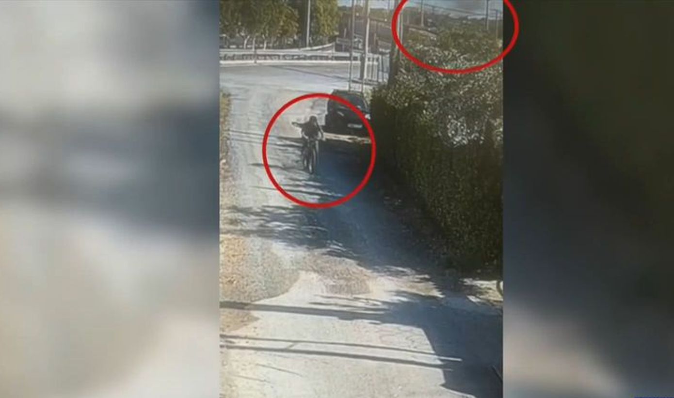 Η στιγμή που ο 62χρονος ύποπτος εμπρηστής αποχωρεί από το σημείο της πυρκαγιάς στην Κάντζα – Δείτε βίντεο