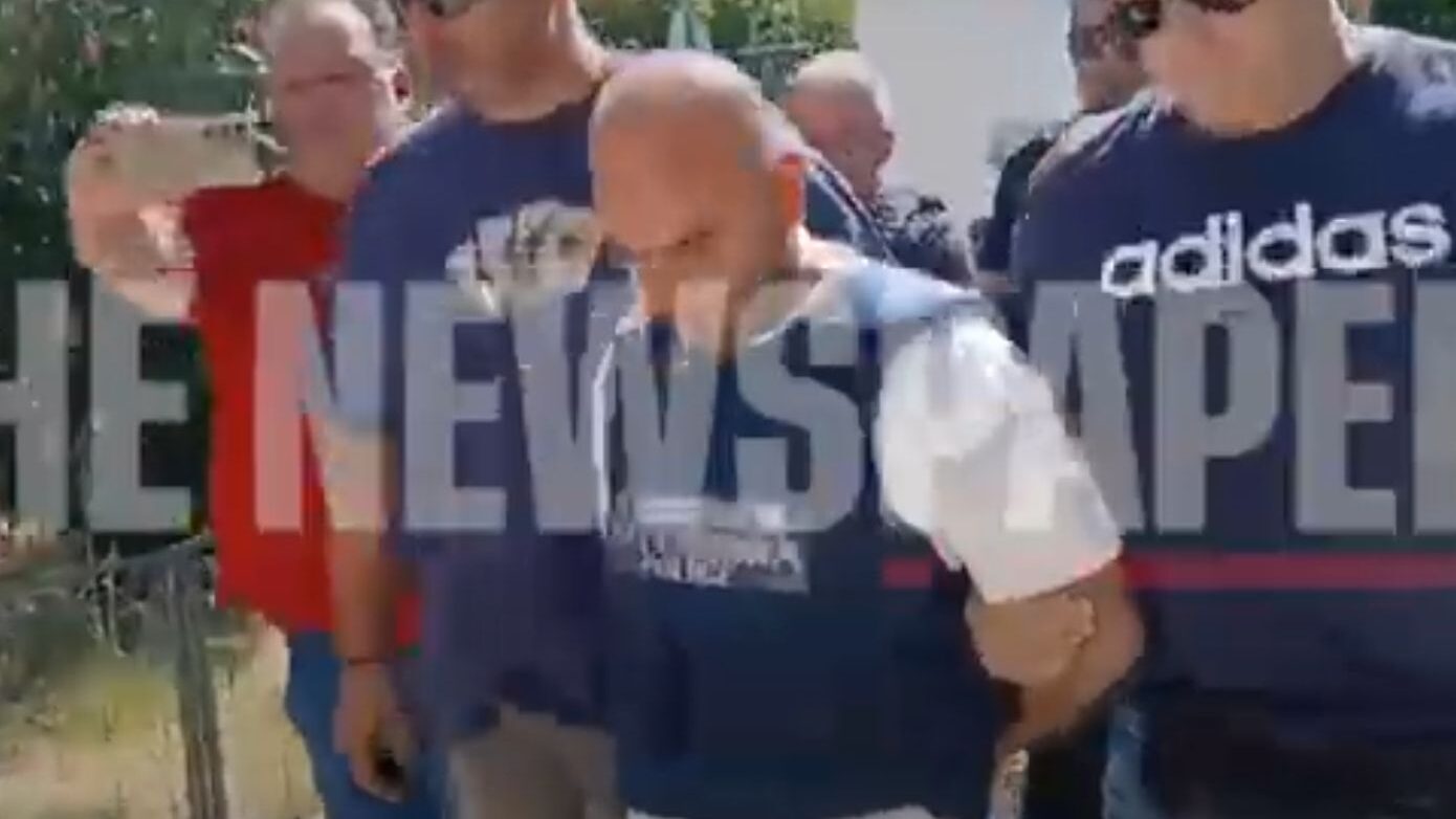 Σιωπηλός, με σκυμμένο το κεφάλι μπροστά στον εισαγγελέα ο γυναικοκτόνος του Βόλου – Δείτε βίντεο