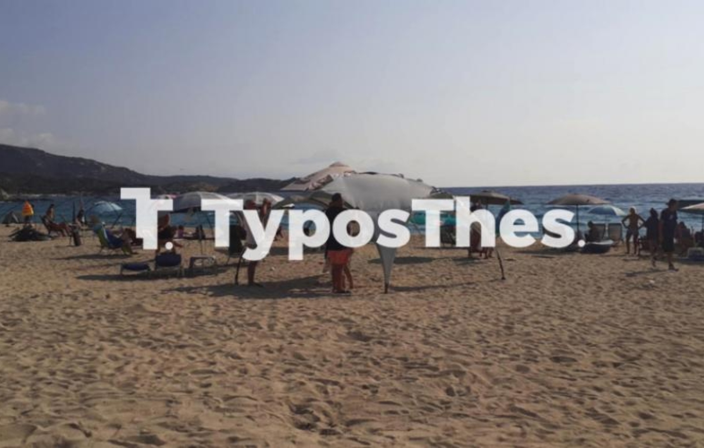 Έφοδος σε δημοφιλές κάμπινγκ στη Χαλκιδική, μετά από καταγγελία τουρίστριας – Αφαιρούν ομπρέλες και εξοπλισμό
