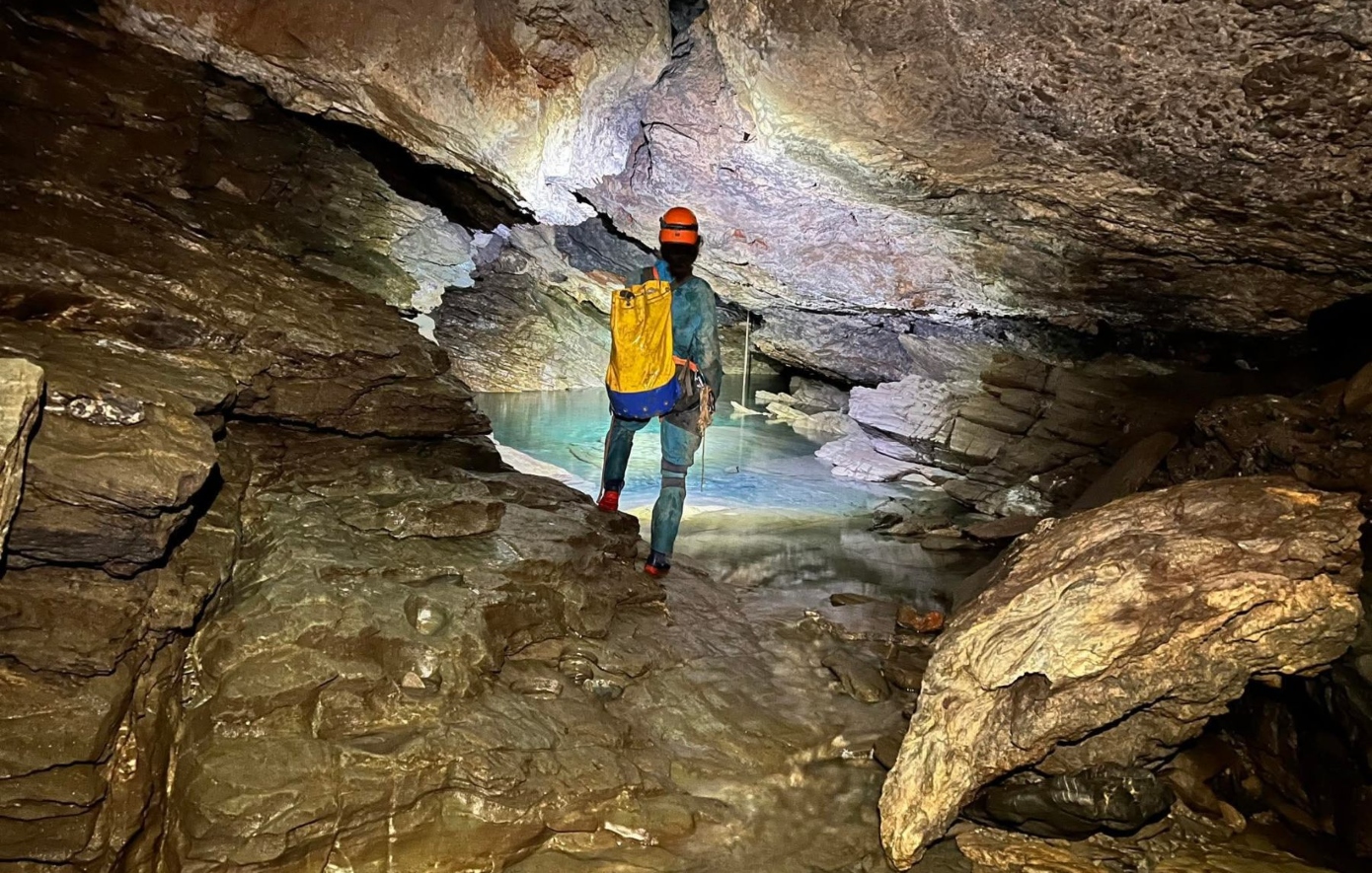 Εξερεύνηση στα Χανιά, 650 μέτρα κάτω από τη γη με κουβέρτες, σκεύη και Wi-Fi – Η βουτιά στο βαθύτερο σπήλαιο της Ελλάδας