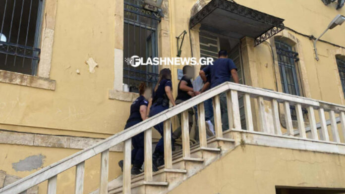 Υπό προσωρινή κράτηση ο 56χρονος που επιτέθηκε με μαχαίρι στη σύντροφό του στα Χανιά – Τι ανέφερε στην απολογία του