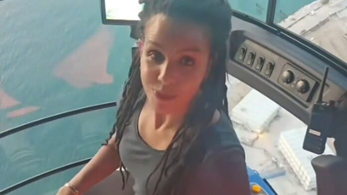 «Δείτε πώς χειρίζομαι τον γερανό»: Χειρίστρια στο Ελληνικό μοιράζεται βίντεο από 150 μέτρα και γίνεται viral