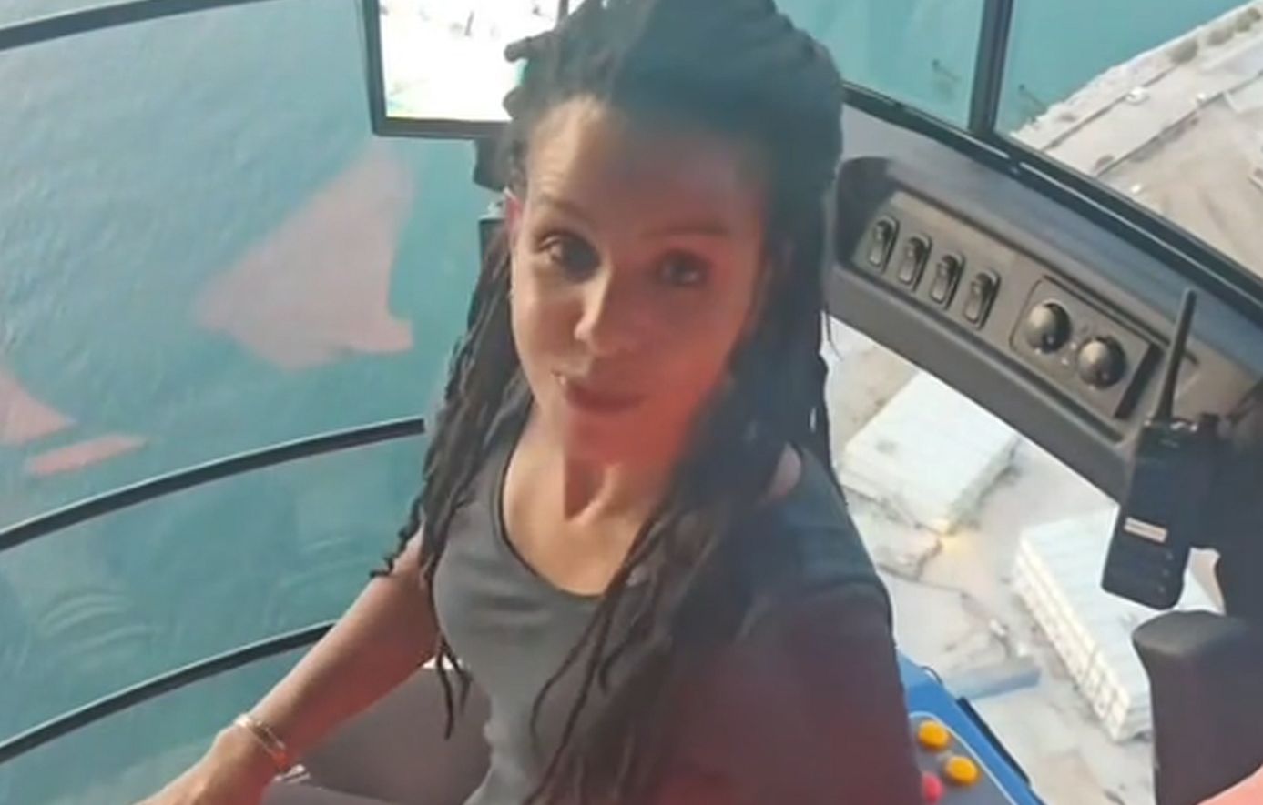 «Δείτε πώς χειρίζομαι τον γερανό»: Χειρίστρια στο Ελληνικό μοιράζεται βίντεο από 150 μέτρα και γίνεται viral