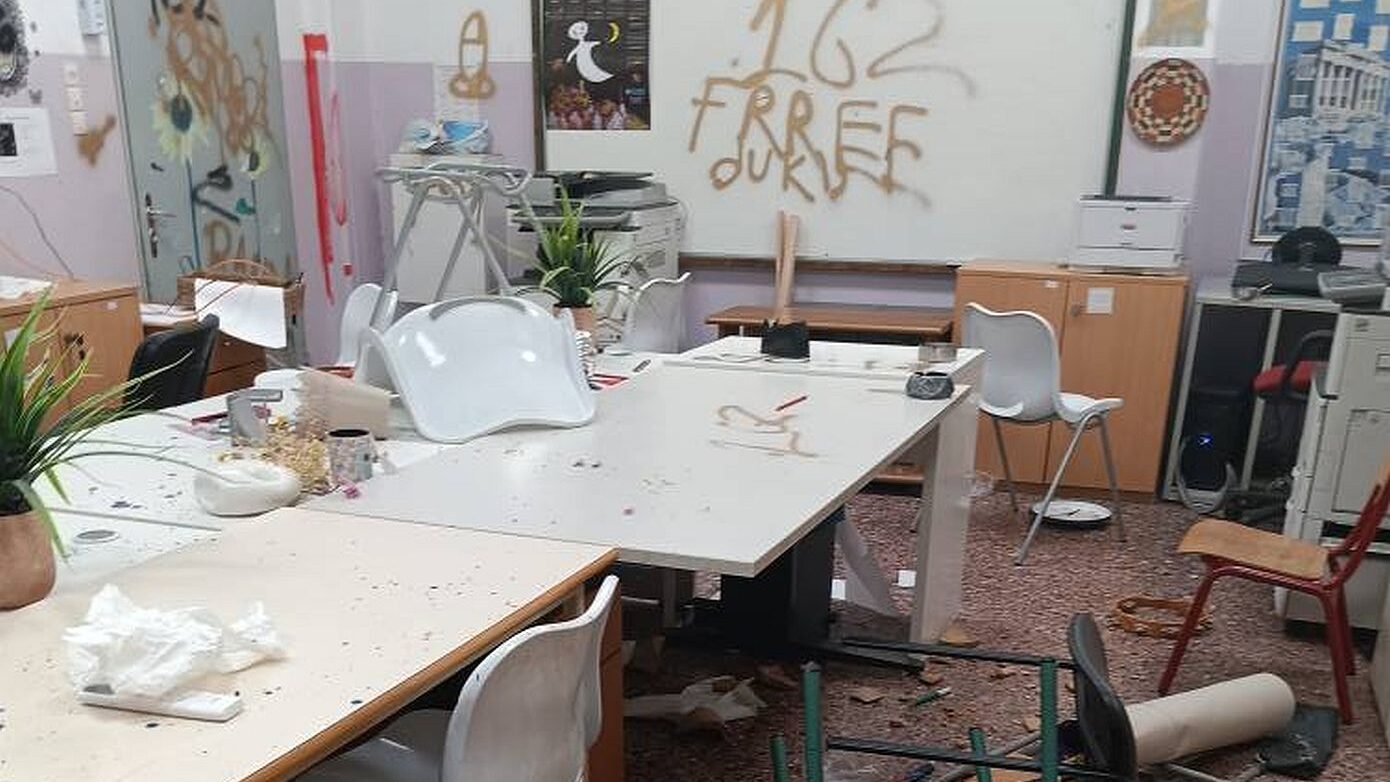 Άγνωστοι προκάλεσαν μεγάλες καταστροφές σε σχολεία του Βύρωνα – Δείτε εικόνες