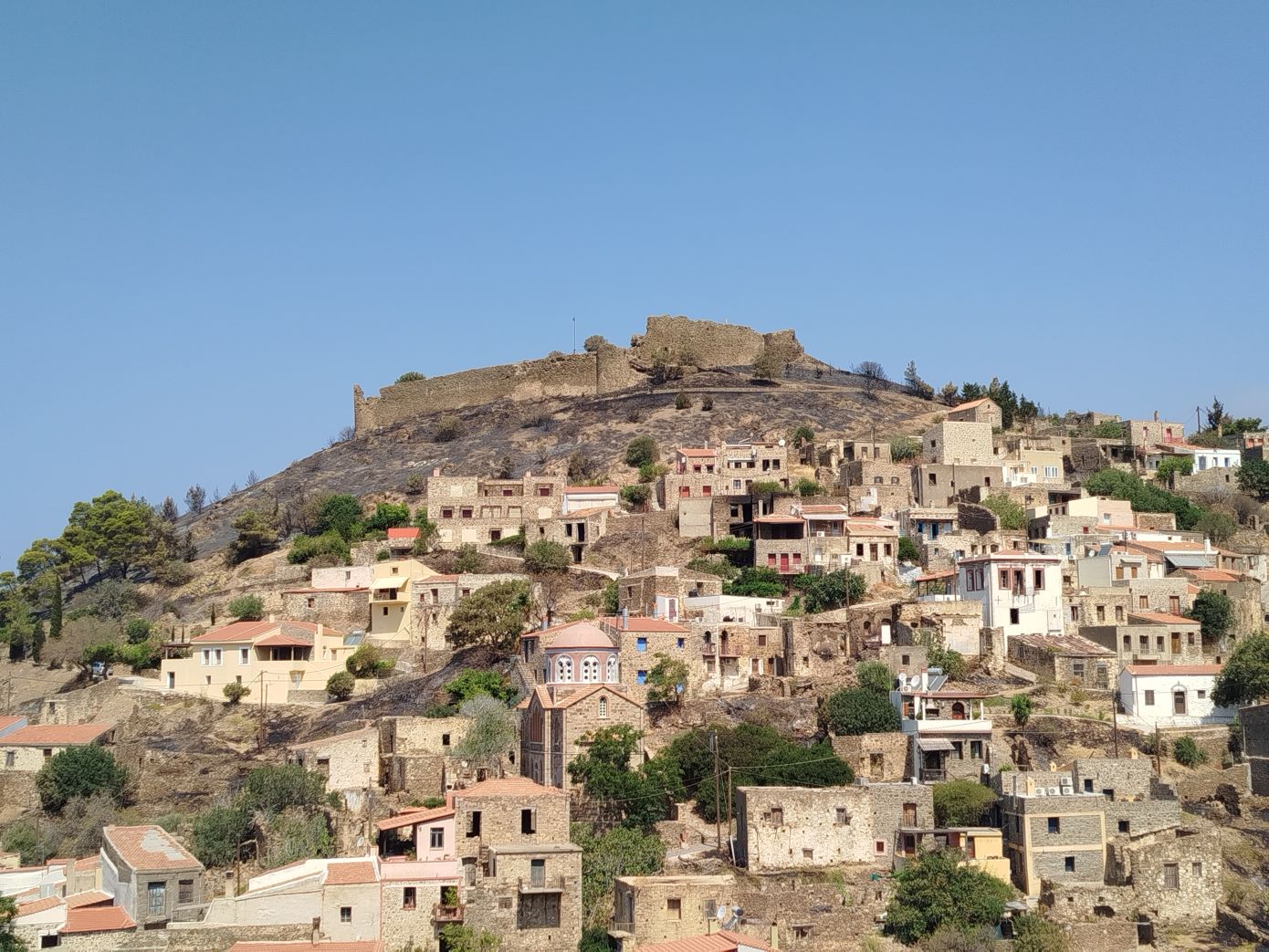 ΥΠΠΟ για τη φωτιά στη βόρεια Χίο: Περιορισμένες ζημιές στο βυζαντινό ναό του Αγίου Γεωργίου και στο Κάστρο της Βολισσού