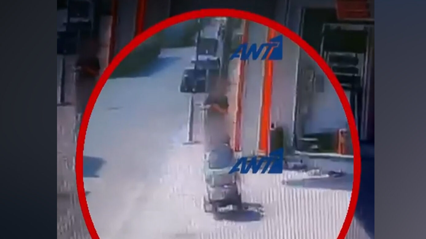 Απαγωγή βρεφών από 17χρονο: Η στιγμή που προσεγγίζει τη μητέρα με το καρότσι – Νέο βίντεο σοκ
