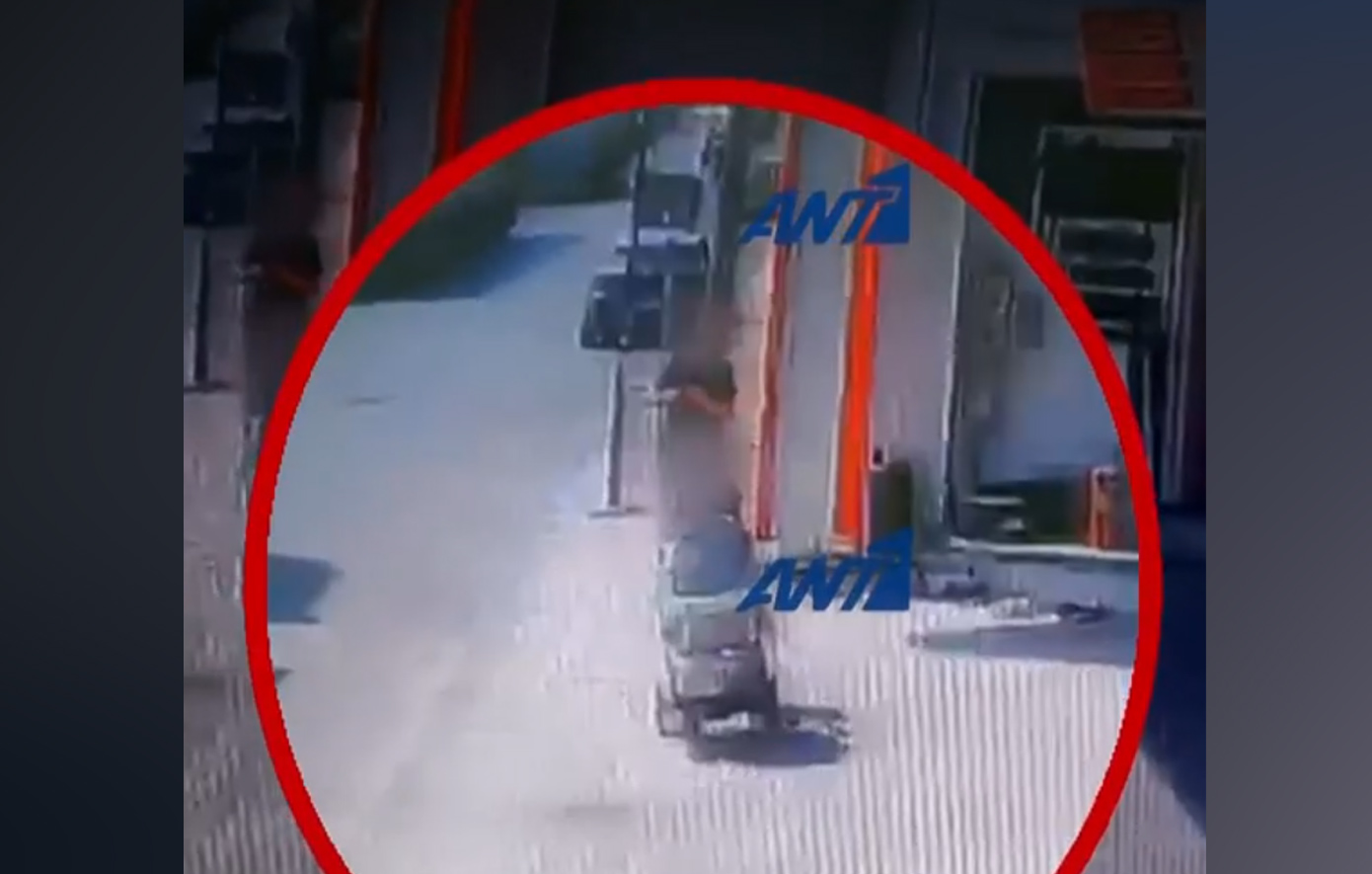 Απαγωγή βρεφών από 17χρονο: Η στιγμή που προσεγγίζει τη μητέρα με το καρότσι – Νέο βίντεο σοκ