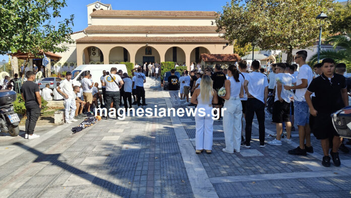 Σπαραγμός στην κηδεία του 18χρονου Νίκου που έφυγε από εγκεφαλική αιμορραγία στον Βόλο – Οι φίλοι του οργάνωσαν πορεία με μηχανάκια