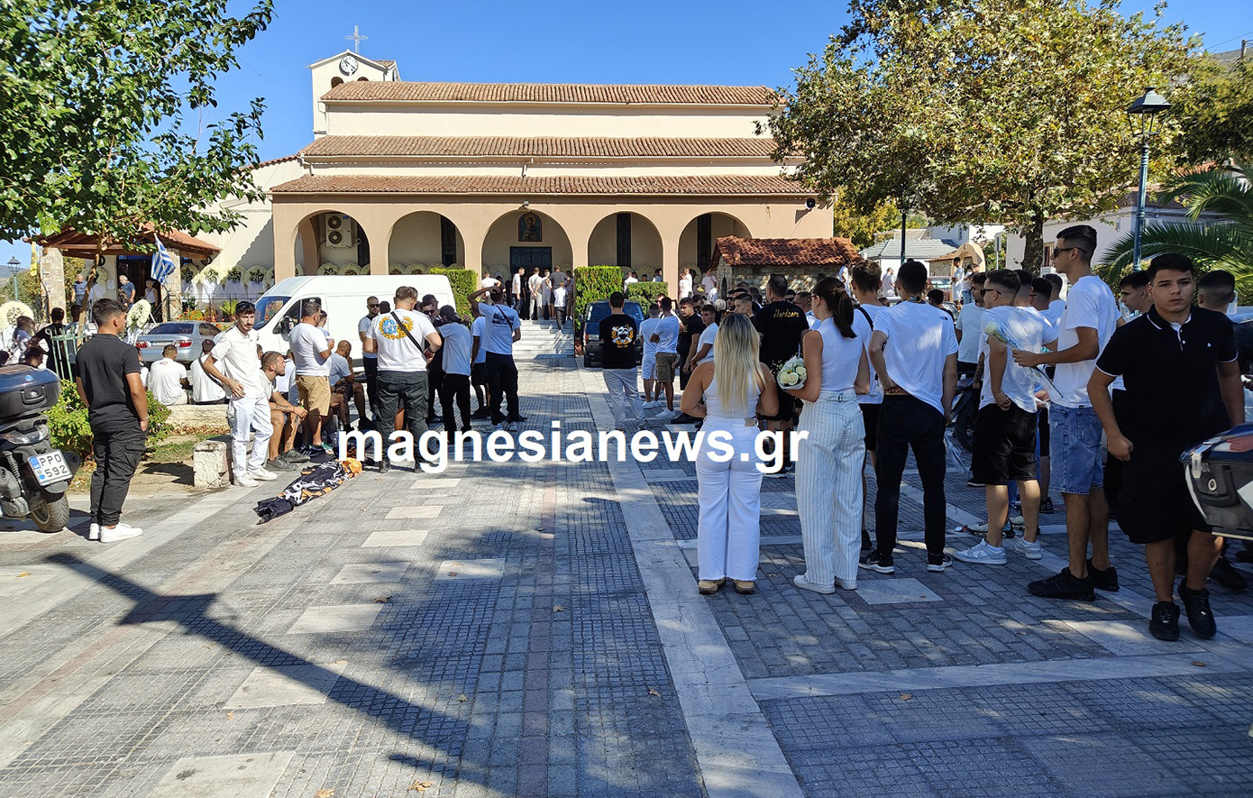 Σπαραγμός στην κηδεία του 18χρονου Νίκου που έφυγε από εγκεφαλική αιμορραγία στον Βόλο – Οι φίλοι του οργάνωσαν πορεία με μηχανάκια