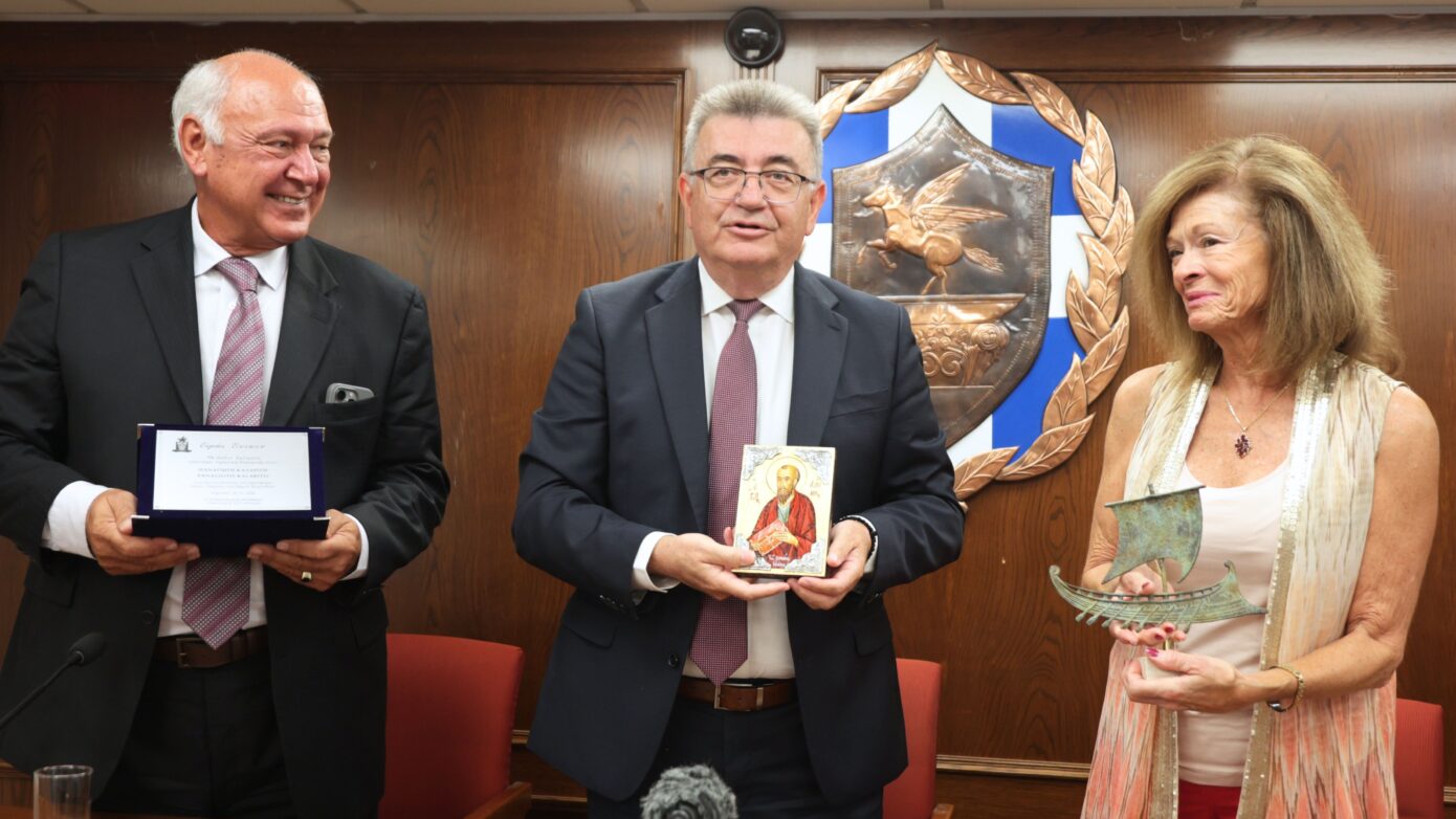 Δήμος Κορινθίων: Επίσημη αναγνώριση Παναγιώτη Καλαρίτη και Ντέμπορα Στίβενς