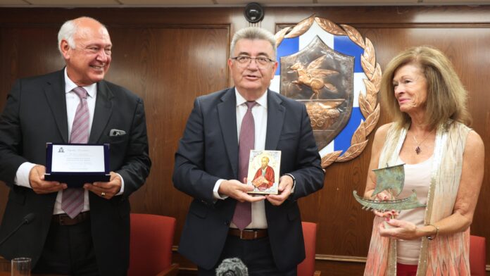 Δήμος Κορινθίων: Επίσημη αναγνώριση Παναγιώτη Καλαρίτη και Ντέμπορα Στίβενς