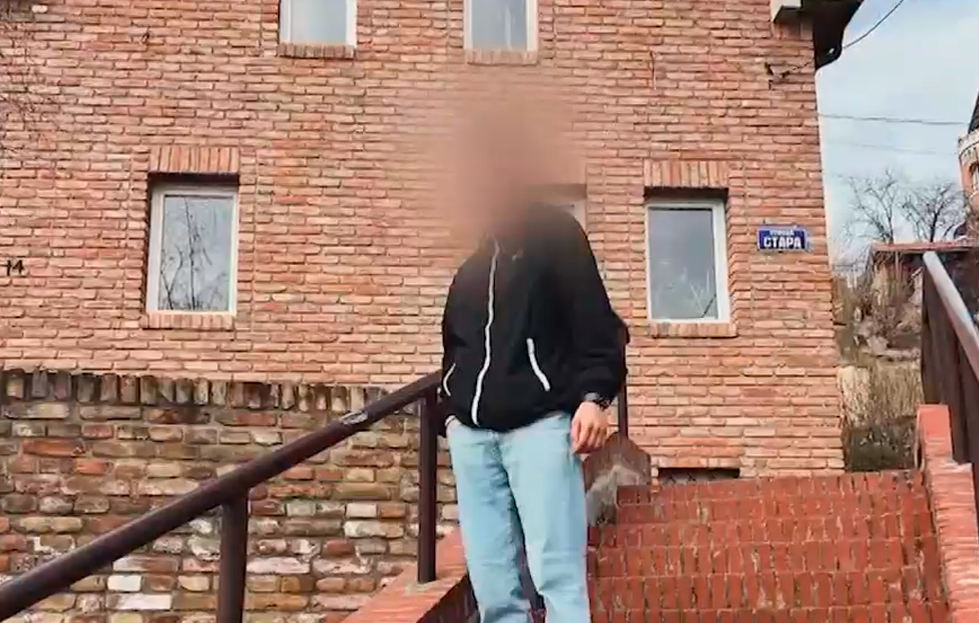 «Η αδερφή του τον ανακάλυψε στον καναπέ με το μαχαίρι δίπλα» – Μυστήριο με τον θάνατο του 22χρονου στην Κόρινθο