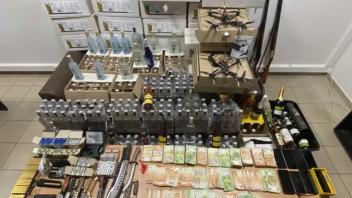 Κατασχέθηκαν αλκοόλ, χημικά, όπλα και 212.000 ευρώ – Συλλήψεις 10 ατόμων, πώς λειτουργούσε το κύκλωμα στη Βόρεια Ελλάδα